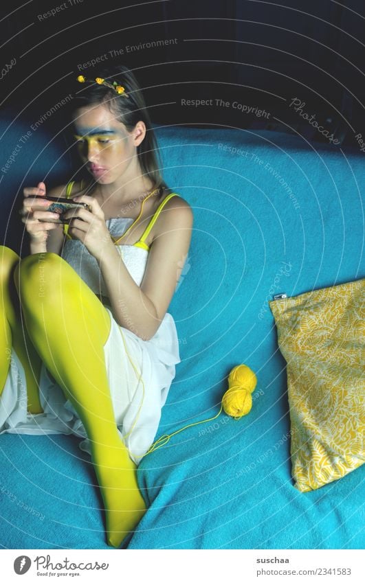 dornröschen im 20. jahrhundert seltsam Kostüm Karneval maskerade Spielen Rollenspiel Jugendkultur teenager Mädchen Jugendliche Junge Frau Handy Internet