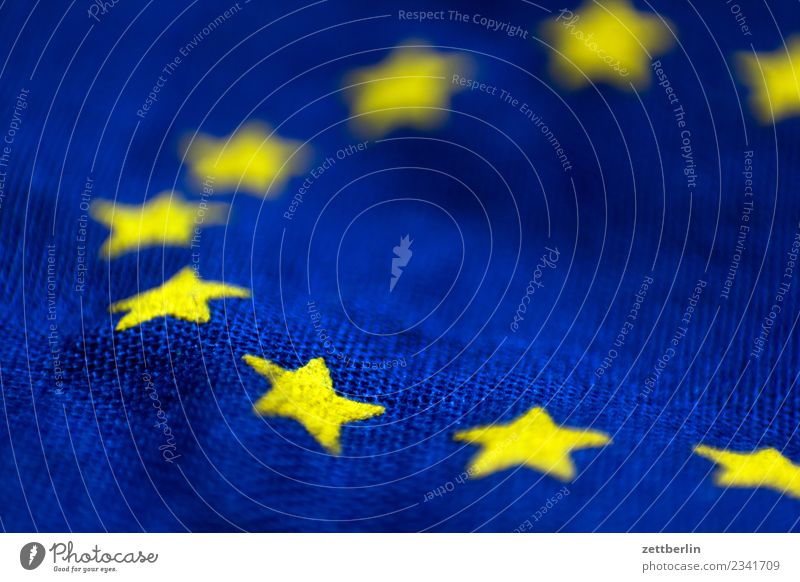 Europa Europafahne Europa Parlament Fahne Stoff Wahrzeichen Bündnis Stern (Symbol) Koalition Falte Beule Wellen gelb blau Textfreiraum Menschenleer