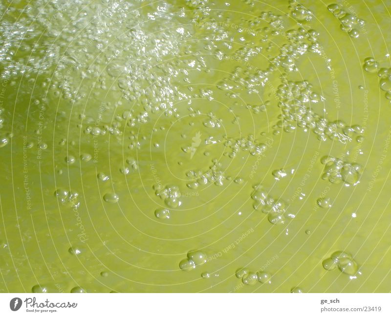 Wasserblasen Brunnen grün gelb Schifffahrt wasserspiel Bewegung Mineralwasser