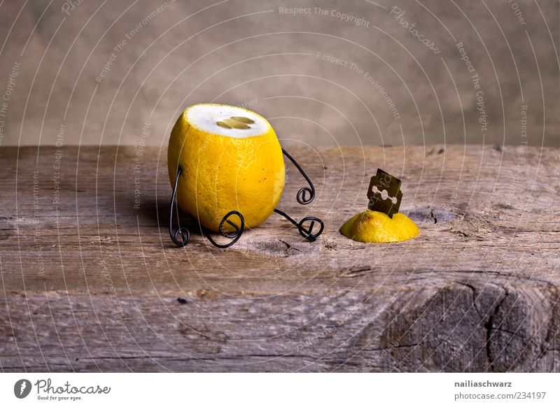 Kopflos Lebensmittel Frucht Zitrone zitronengelb Ernährung Rasierklinge Holz Metall sitzen außergewöhnlich gruselig sauer braun Traurigkeit Tod Schmerz Stress