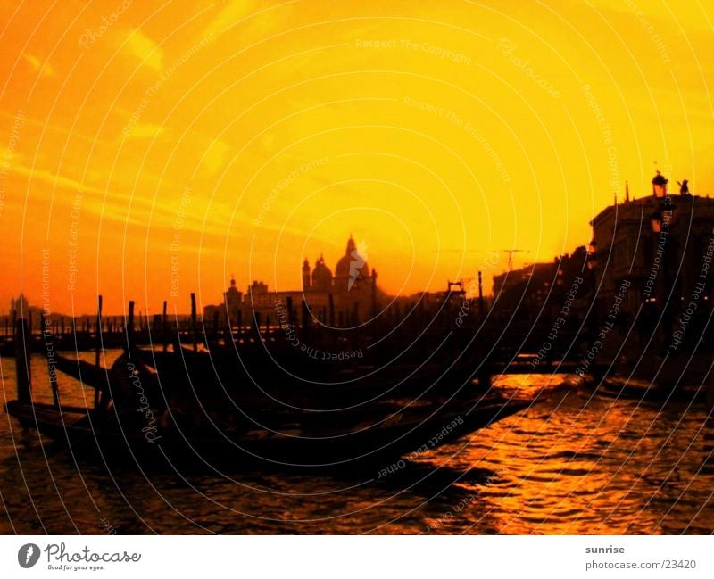 Venedig gelb Licht Europa Gegenlicht Sonnenlicht Silhouette Gracht Gondel (Boot) Textfreiraum oben Vor hellem Hintergrund orange Dämmerung
