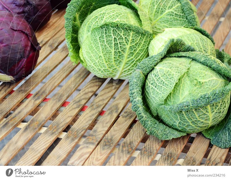 Kohl Lebensmittel Gemüse Ernährung Bioprodukte frisch Gesundheit grün Wirsing Rotkohl Blatt rund groß Gesunde Ernährung Gemüsemarkt Wochenmarkt Gemüseladen