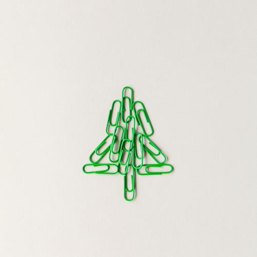Weihnachtsbaum aus grünen Büroklammern Weihnachten & Advent Büroarbeit Arbeitsplatz Schreibwaren Dekoration & Verzierung Kitsch Krimskrams Zeichen ästhetisch