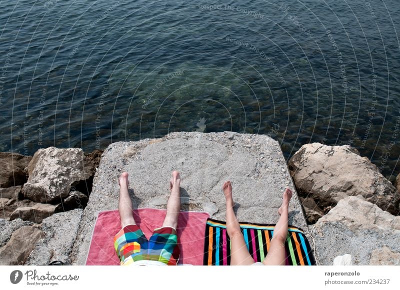 wir sind nicht zum spaß hier Ferien & Urlaub & Reisen Sommer Sommerurlaub Sonnenbad Meer maskulin Paar Beine Unterleib 2 Mensch Schönes Wetter Wärme Felsen