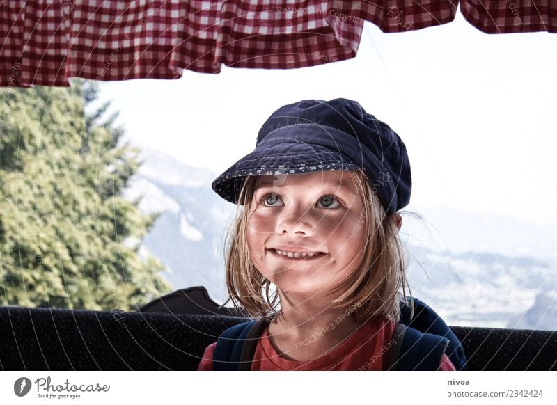 Mädchen in der Gondel schön wandern Mensch Kind Gesicht 1 3-8 Jahre Kindheit Umwelt Natur Landschaft Sonne Schönes Wetter Baum Alpen Berge u. Gebirge Gipfel