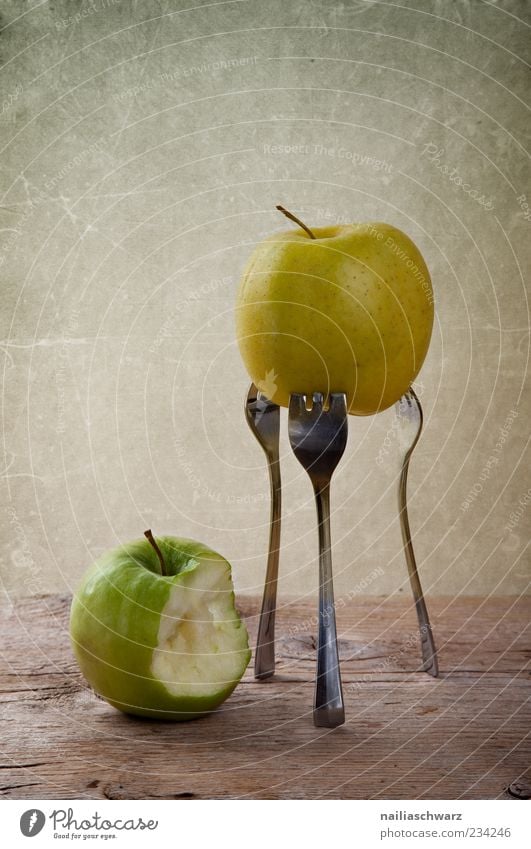 Zwei Äpfel Lebensmittel Frucht Apfel Ernährung Bioprodukte Vegetarische Ernährung Diät Gabel Holz Metall ästhetisch außergewöhnlich braun gelb grün Farbfoto