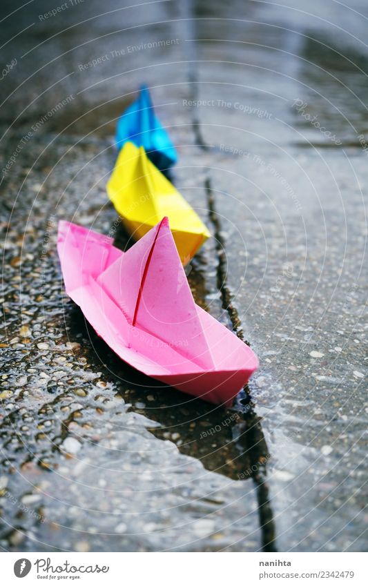 Bunte Papierboote an einem regnerischen Tag Freizeit & Hobby Wasser Klima Wetter schlechtes Wetter Regen Verkehr Straße Schifffahrt Papierschiff Origami