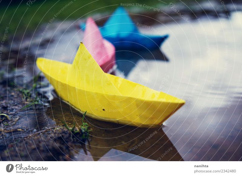 Bunte Papierboote in einer Pfütze Freizeit & Hobby Spielen Papierschiff Kindheitserinnerung Kinderspiel Umwelt Natur Wasser Wassertropfen Klima Wetter