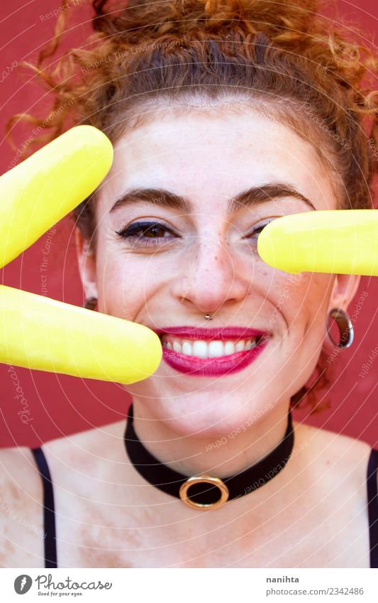 Porträt einer jungen rothaarigen Frau mit drei Zitroneneiscremes. Lebensmittel Speiseeis Essen Lifestyle Stil Freude schön Haare & Frisuren Haut Gesicht