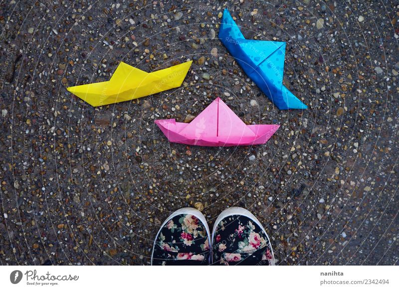 Dreifarbige Papierboote im Boden Lifestyle Freizeit & Hobby Spielen Kinderspiel Wassertropfen Wetter Regen Origami Kunsthandwerk Papierschiff Spielzeug