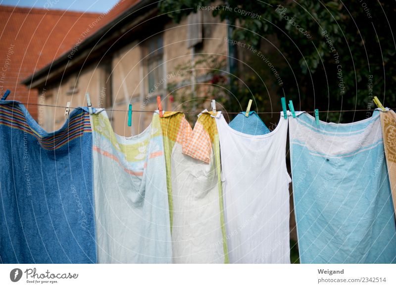 Waschtag Häusliches Leben Haus Lächeln frisch nachhaltig Handtuch Wäscheleine Waschen Landleben trocknen Wäscheklammern Erholung Farbfoto Menschenleer