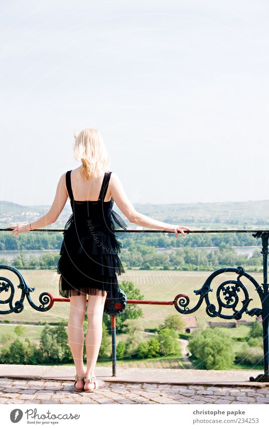 Rheinblick Wohlgefühl Zufriedenheit Erholung ruhig Ferne Freiheit Sommerurlaub feminin Frau Erwachsene 1 Mensch 18-30 Jahre Jugendliche Balkon Terrasse Mode