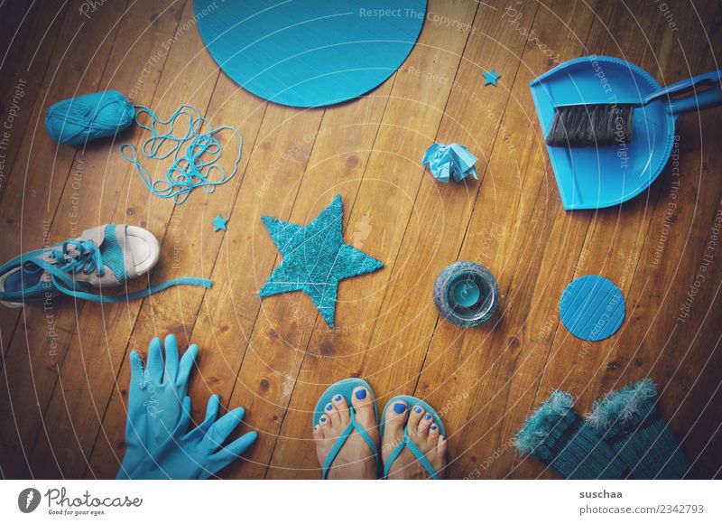 im cyanrausch blau türkis zyan Dinge sachen Anhäufung Farbe Bodenbelag Holzfußboden füße Flipflops kehrbesen Handschuhe Stern (Symbol) Wolle Schuhe pulswärmer