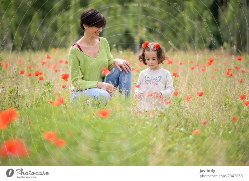 Glückliche Mutter mit ihrer kleinen Tochter im Mohnfeld Lifestyle Freude Kind Mensch Mädchen Junge Frau Jugendliche Erwachsene Familie & Verwandtschaft Kindheit