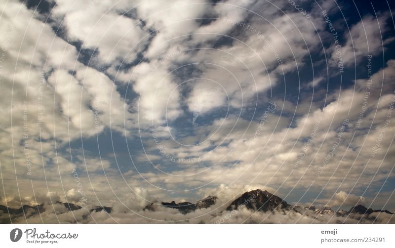 bis in den Himmel Umwelt Luft Erde Wolken Gewitterwolken Horizont Klima Klimawandel Wetter Alpen Berge u. Gebirge Gipfel blau oben Höhenmeter Farbfoto