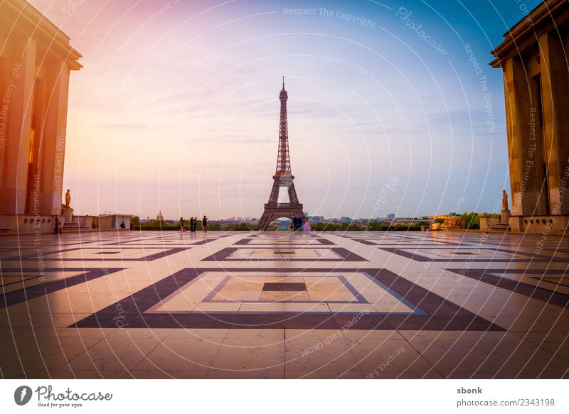 Paris am Morgen Frankreich Stadt Hauptstadt Skyline Bauwerk Sehenswürdigkeit Wahrzeichen Denkmal Tour d'Eiffel Ferien & Urlaub & Reisen Eiffeltower Großstadt