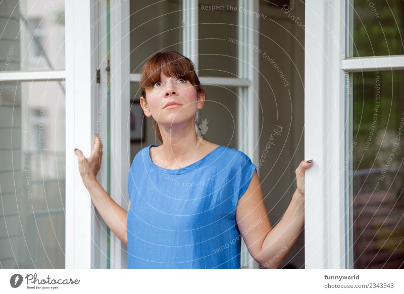Junge Frau schaut aus Terrassentür Lifestyle Wohnung Traumhaus Umzug (Wohnungswechsel) Mensch feminin Jugendliche Erwachsene 1 30-45 Jahre Blick Pony festhalten