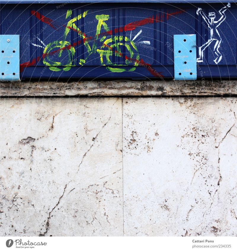 ohne worte Fahrrad blau gelb Zeichnung Verbote Kreuz Strichmännchen Aufregung Wut Wand Blumenkasten Riss Farbfoto Außenaufnahme Befestigung bemalt