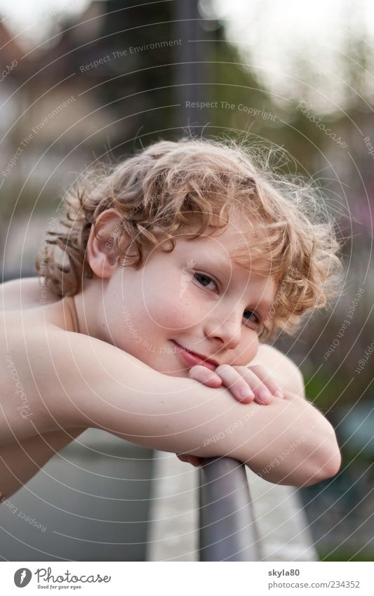 Blickkontakt Kind blond Junge Gesicht Haare & Frisuren Locken verträumt nachdenklich schön perfekt Lächeln anlehnen Geländer träumen Zufriedenheit