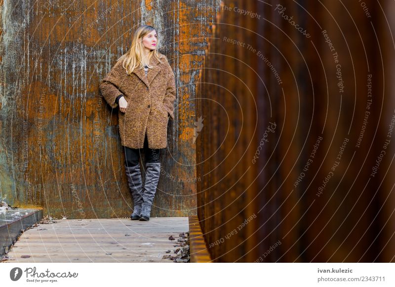 Trendy Mädchen steht an der rostigen Wand. Lifestyle Junge Frau Jugendliche 1 Mensch 18-30 Jahre Erwachsene Belgrad Stadt Stadtzentrum Altstadt