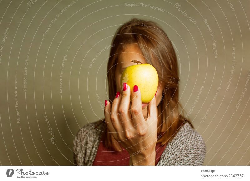 Frau mit einem Apfel im Arm Frucht Lifestyle Gesundheit Gesundheitswesen Wellness feminin Erwachsene Diät beobachten authentisch Freundlichkeit frisch Glück