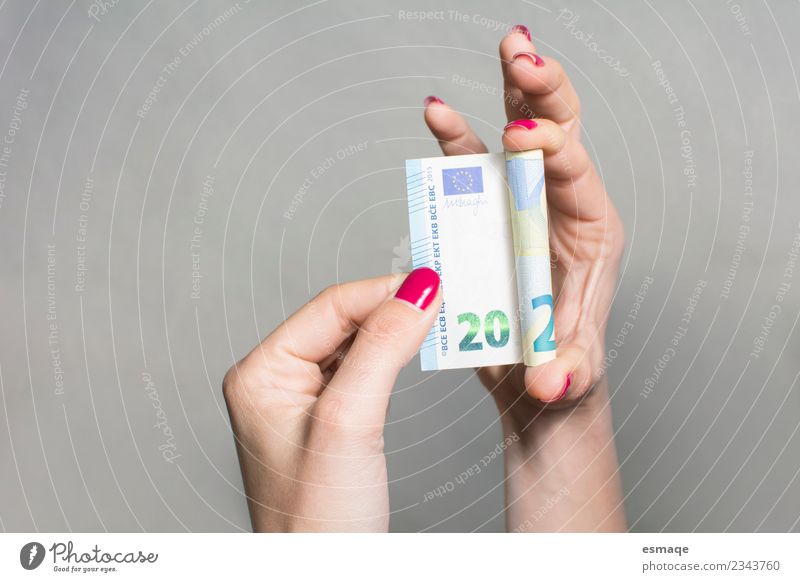 Frauenhände halten einen 20-Euro-Schein. Wirtschaft Hand Geldscheine wählen kaufen Innenaufnahme Studioaufnahme Menschenleer