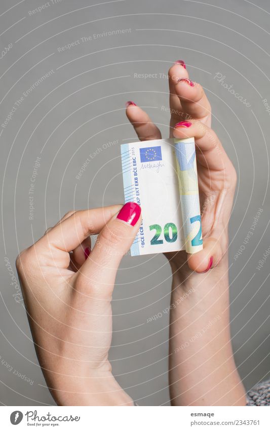 20 € Ticket im Besitz einer Frau. kaufen Glück Geld Maniküre Nagellack feminin Hand beobachten genießen Coolness listig Innenaufnahme Studioaufnahme