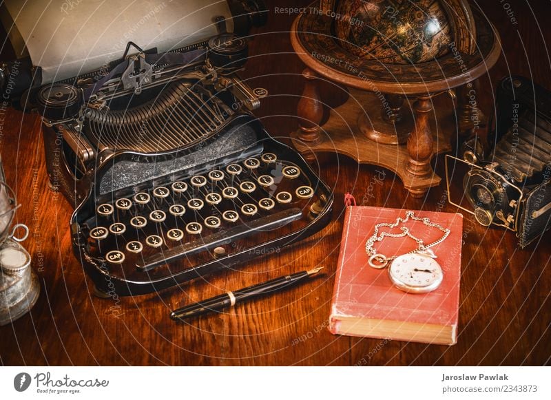 Traditionelle und alte Art und Weise, Nachrichten zu schreiben und Fotos zu machen, Schreibmaschine, Kamera, Uhr, Stift, Vintage-Lampe auf dem Schreibtisch weiß