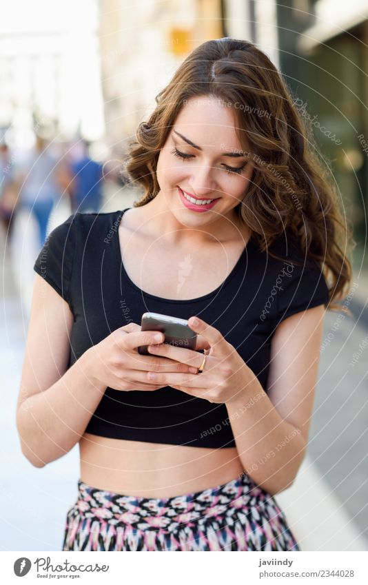 Junge Frau beim SMSen mit einem Smartphone im Freien Lifestyle Glück schön Sommer Business Telefon PDA Technik & Technologie Mensch feminin Erwachsene