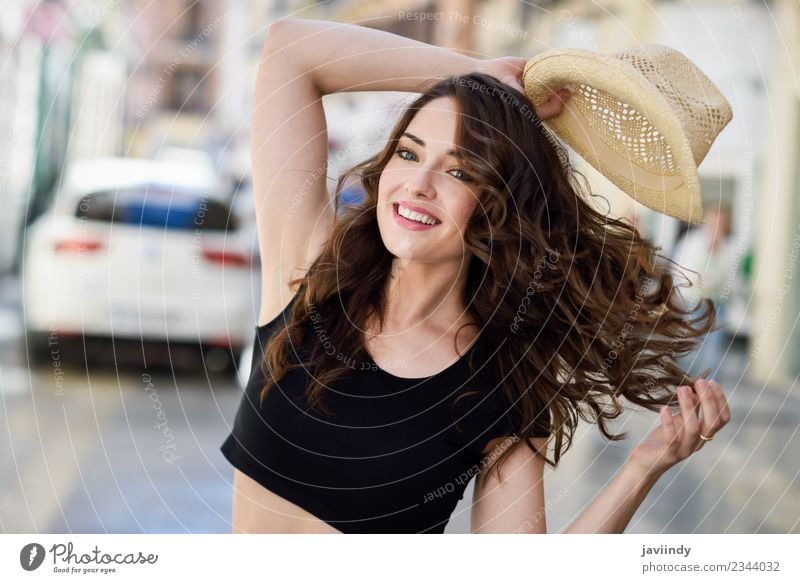 Glückliche junge Frau mit Sonnenhut im Freien Lifestyle Stil schön Haare & Frisuren Sommer Mensch Erwachsene Jugendliche 1 18-30 Jahre Straße Mode Hut Lächeln