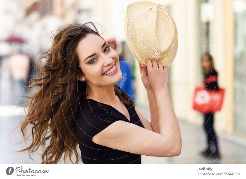 Glückliche junge Frau mit Sonnenhut im Freien Lifestyle Stil schön Haare & Frisuren Sommer Mensch feminin Erwachsene Jugendliche 1 18-30 Jahre Straße Mode Hut