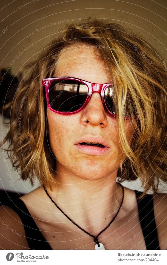 strandbadbekanntschaft II feminin Junge Frau Jugendliche Erwachsene Kopf Haare & Frisuren Gesicht Lippen 1 Mensch 18-30 Jahre Sonnenbrille Halskette blond