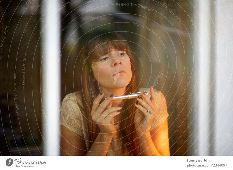 Frau mit Füller schaut aus Fenster Mensch feminin Junge Frau Jugendliche Erwachsene 30-45 Jahre Denken schön diszipliniert Idee Inspiration Konzentration