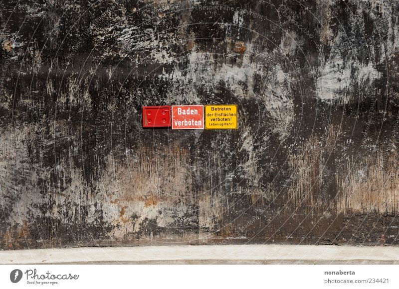 Baden verboten Eis Frost Menschenleer Industrieanlage Mauer Wand Fassade Stein Beton Schriftzeichen Schilder & Markierungen Hinweisschild Warnschild Linie