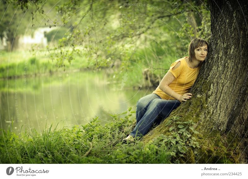 Einklang harmonisch Zufriedenheit Erholung ruhig feminin Junge Frau Jugendliche 18-30 Jahre Erwachsene Natur Landschaft Wasser Pflanze Baum Moos Wald Flussufer