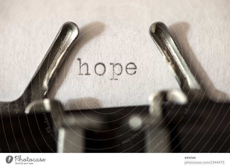 hope getippt auf einer alten Schreibmaschine Hoffnung Schriftzeichen schreiben schwarz weiß Optimismus Sorge Verzweiflung Gedeckte Farben Studioaufnahme