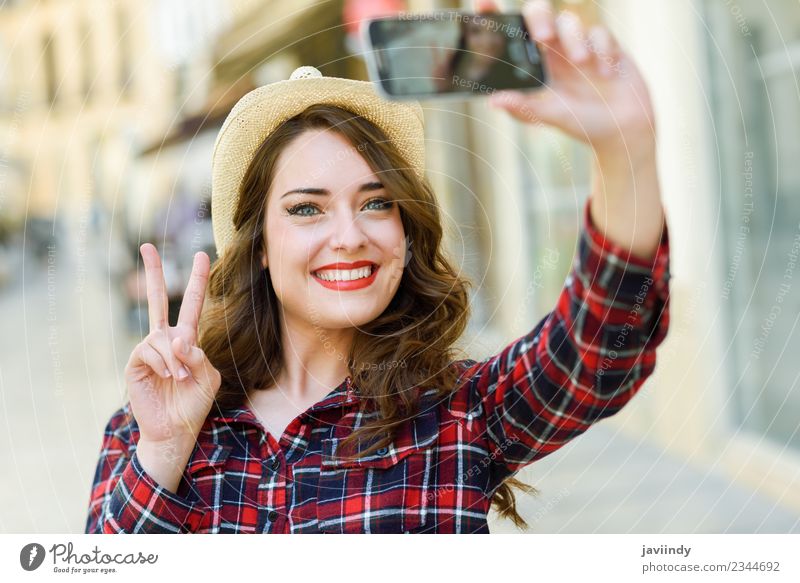Junge Frau Selfie auf der Straße mit einem Smartphone Stil Freude Glück schön Haare & Frisuren Gesicht Ferien & Urlaub & Reisen Telefon PDA Fotokamera Mensch