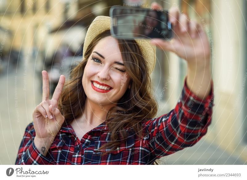 Junge Frau Selfie auf der Straße mit einem Smartphone Stil Freude Glück schön Haare & Frisuren Gesicht Ferien & Urlaub & Reisen Telefon PDA Fotokamera Mensch