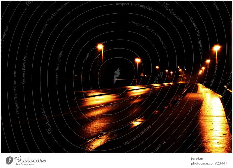 Wege in der Dunkelheit Nacht dunkel gruselig Licht Nieselregen nass feucht Verkehr Straße Lichtschein Regen