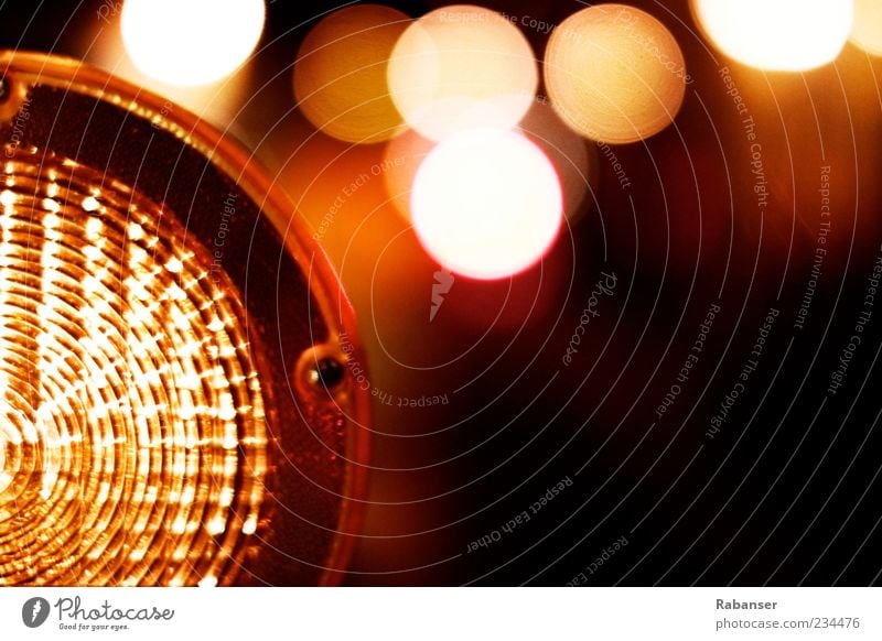 DangeR Warnung authentisch gelb rot schwarz Licht Lampe Baustelle Unschärfe Detailaufnahme rund leuchten Farbfoto Außenaufnahme Menschenleer Nacht Schatten