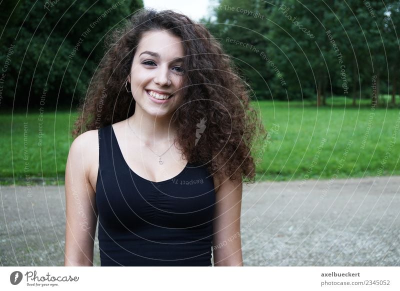 weiblicher Teenager im Park Mädchen Junge Frau Jugendliche Lächeln Locken Lifestyle Freizeit & Hobby Mensch feminin Erwachsene 1 13-18 Jahre Natur Garten