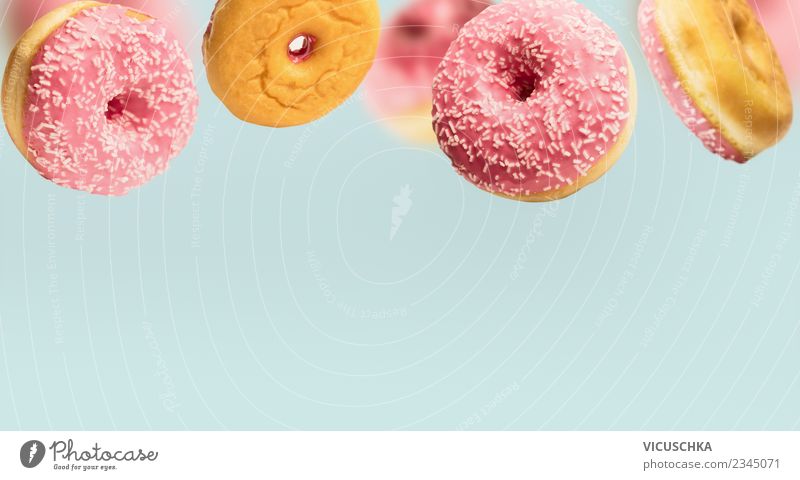 Rosa Doughnuts auf Blau Kuchen Ernährung Stil Design Krapfen rosa fallen fliegend auf blau Foodfotografie Essen Hintergrundbild Farbfoto Innenaufnahme