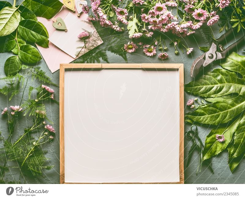 Tisch mit frischen grünen Blättern und Blumen Stil Design Häusliches Leben Dekoration & Verzierung Veranstaltung Blatt Blüte Blumenstrauß trendy rosa