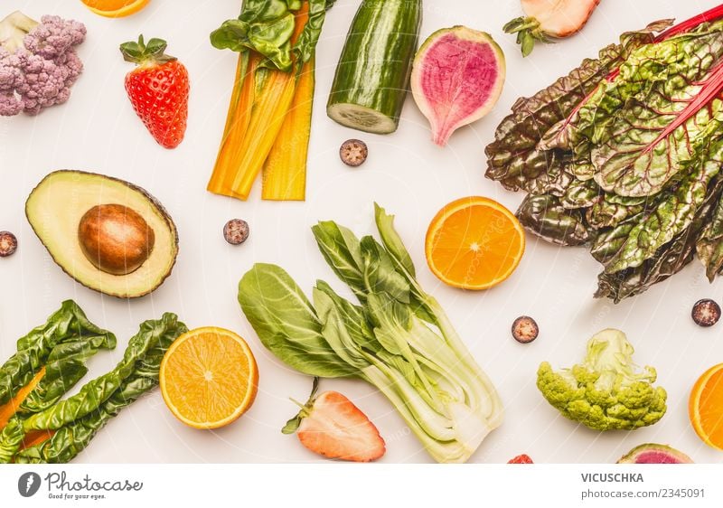 Obst- und Gemüse auf weißem Hintergrund Lebensmittel Salat Salatbeilage Frucht Apfel Orange Ernährung Bioprodukte Vegetarische Ernährung Diät Stil Design
