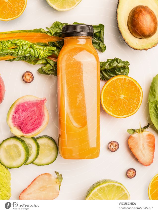 Flasche mit gelbem Saft oder Smoothie und Zutaten Lebensmittel Gemüse Frucht Getränk Erfrischungsgetränk kaufen Stil Design Gesundheit Gesunde Ernährung Sommer