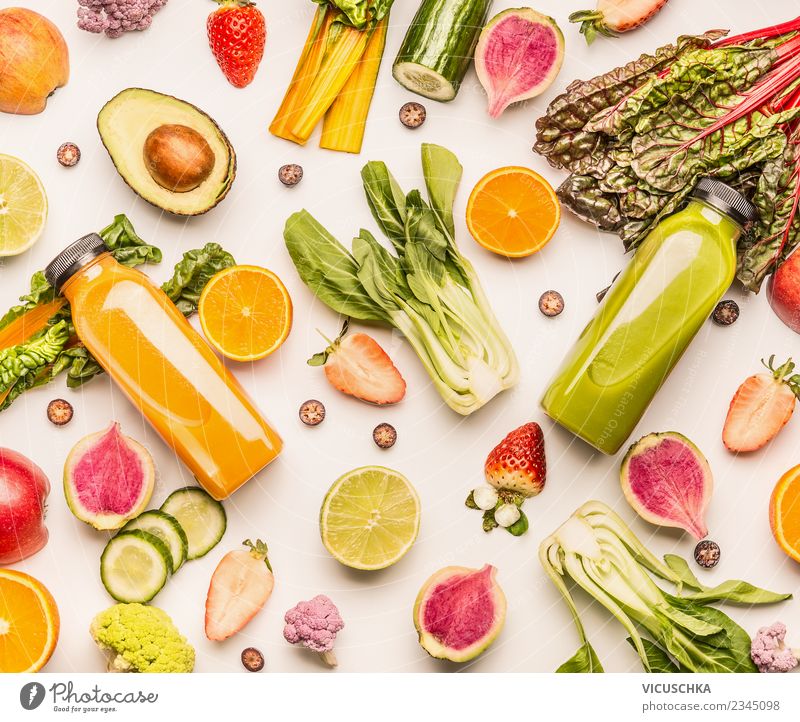 Grüne und gelbe Saft oder Smoothie Flaschen mit Zutaten Lebensmittel Gemüse Frucht Apfel Orange Ernährung Bioprodukte Vegetarische Ernährung Diät Getränk