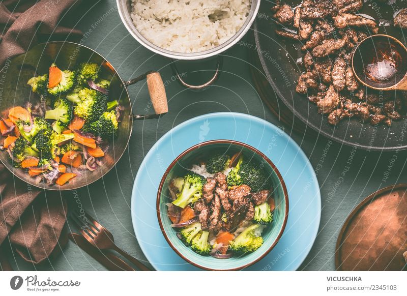 Gesunde ausgewogene Ernährung mit Fleisch, Reis und Gemüse Lebensmittel Getreide Kräuter & Gewürze Mittagessen Abendessen Bioprodukte Geschirr Teller