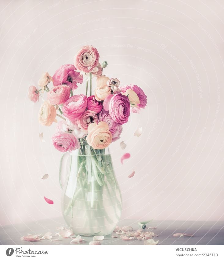 Blumen mit fallende Blütenblatter, Stillleben Lifestyle elegant Design Leben Sommer Häusliches Leben Innenarchitektur Dekoration & Verzierung Tisch Rose Blatt
