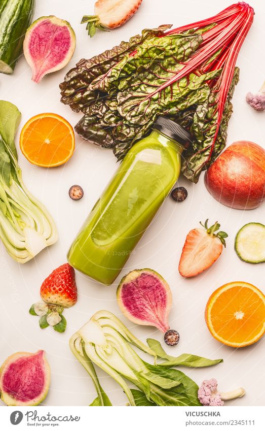 Flasche mit grünem Smoothie und Zutaten Lebensmittel Gemüse Frucht Ernährung Bioprodukte Vegetarische Ernährung Diät Getränk Erfrischungsgetränk Saft Stil