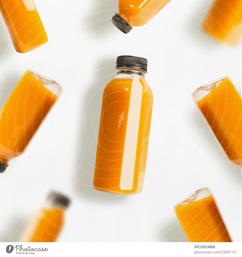 Gelbe Smoothie- oder Saftflaschen auf weißem Hintergrund Lebensmittel Bioprodukte Vegetarische Ernährung Diät Getränk Erfrischungsgetränk Flasche Stil Design